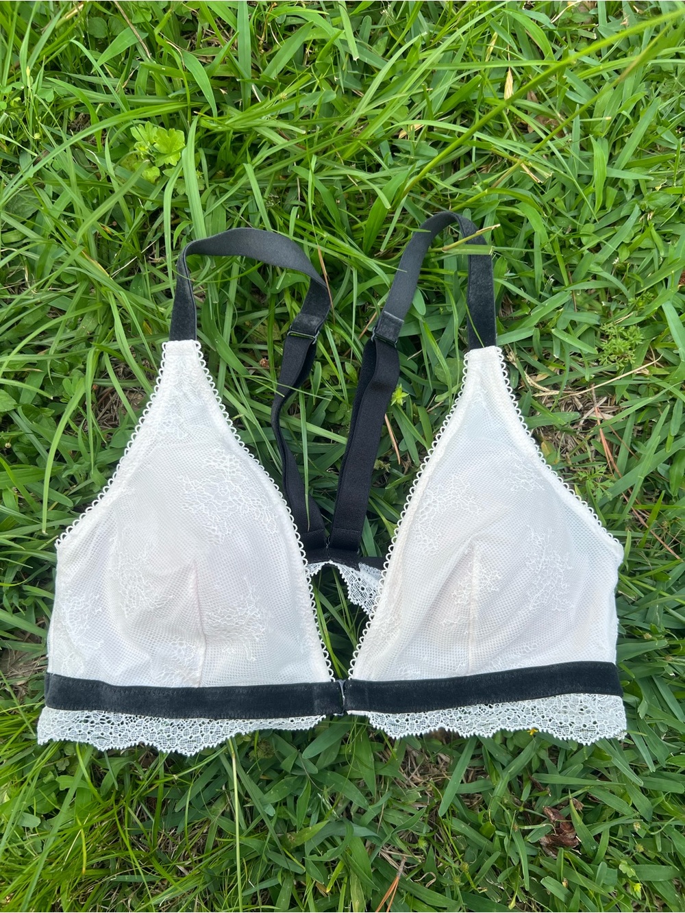 Victoria’s Secret White Lace Velvet Trim Bralette Size Medium
